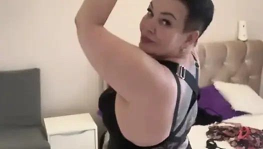 Seksi kıyafetlerle giyiniyor, amcık sikişi, büyük götlü orta yaşlı seksi kadınlar