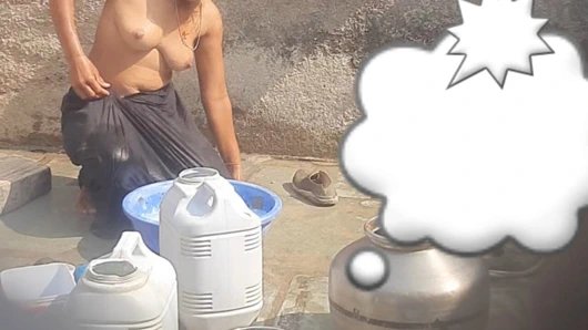 Tamamen çıplak banyo yaparken gördüm tam desi köylü kız banyo videosu