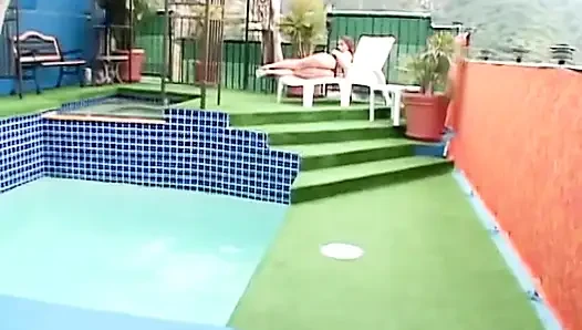 Ateşli hatun şişman balon götüyle sert bir yarağa biniyor