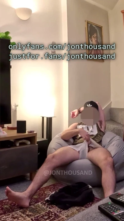 Str8 oda arkadaşım bana sikini gösteriyor