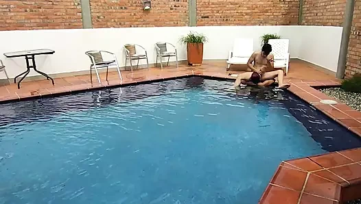 Havuzda üvey yeğenimle eğleniyor