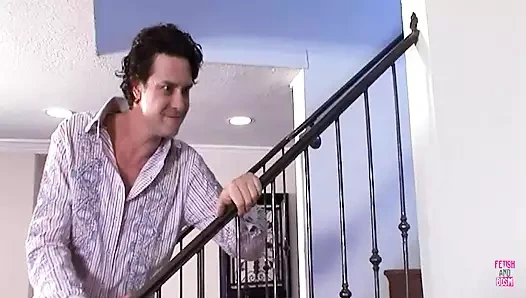 Büyük sahte göğüslü sarışın iyi görünümlü bayan mutfakta seks yapıyor