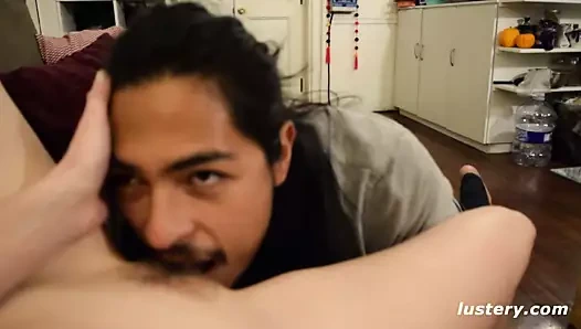 Parlak boyun eğme #356: virgilio ve menekşe - kanepede sörf