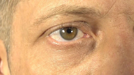 Karısının gelmesini, üvey yeğenini duşta çıplak sıçratmasını bekliyordu