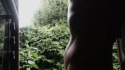 Bölüm 1/2. Sıska adam sabah çişini karavandan çıplak işiyor. Yüksek sesle inliyor. Dev sidik. Büyük işiyor.