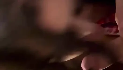 Kocasını en iyi arkadaşıyla aldatan evli kadın