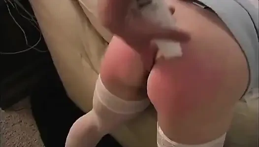 İri güzel kötü kızlar: oturma odasında iri güzel kadın şaplak atıyor