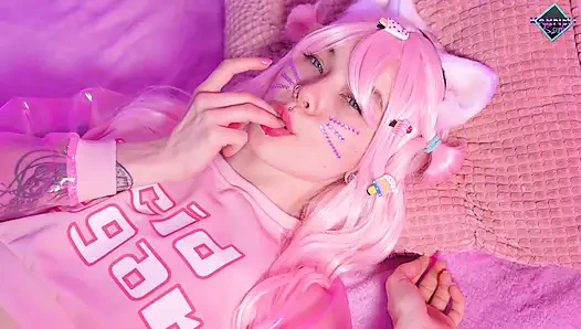 Kedicik azgın hissediyor ve ıslak ağzıyla oynuyor. Karneli Bandi