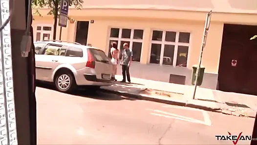Büyük memeli gözlüklü kız amatör adamı minibüste sikişmeye davet ediyor