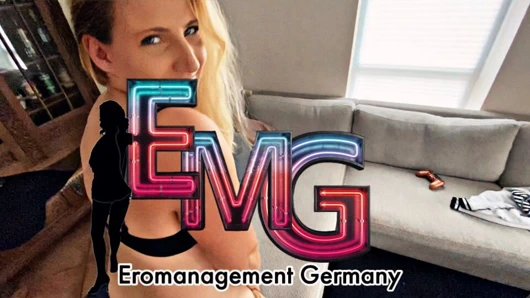 Kumar oynamak yerine götten sikiş! Azgın orta yaşlı seksi kadının göt deliğine boşalıyor! Ne azgın bir kadın!