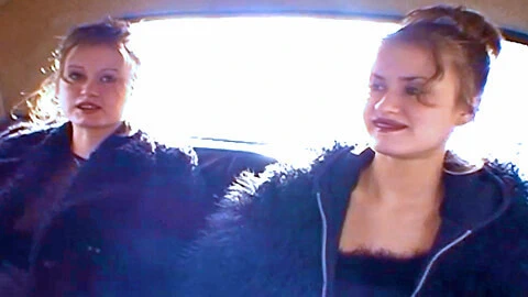 Şanslı adamlar arabada ikizlerle oynuyor