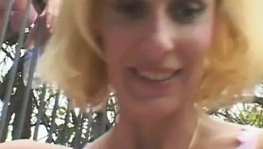 Uzun bacaklı Fransız sürtük ateşli lezbiyen grup sekste sikiliyor