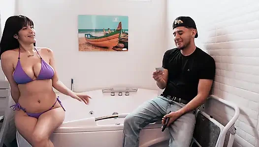 Ev hanımı tesisatçıyı aradı... ama tamir etmek istediği boru değildi!