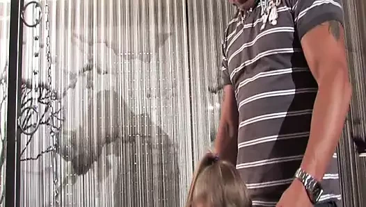 İnce ve güzel Alman kız gets ceza tarafından ona büyük horoz züppe