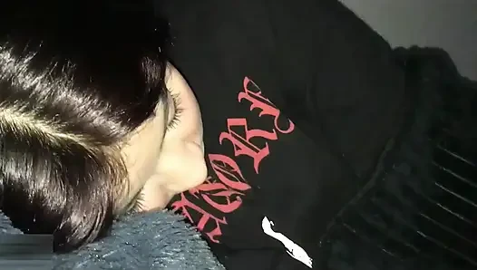 Je doigte la chatte excitée de ma demi-sœur et je lui éjacule dans la bouche pendant que son copain est en voyage