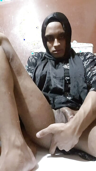 Desi hijabi shemale kendi cum ve pissini içip handjob yapıyor