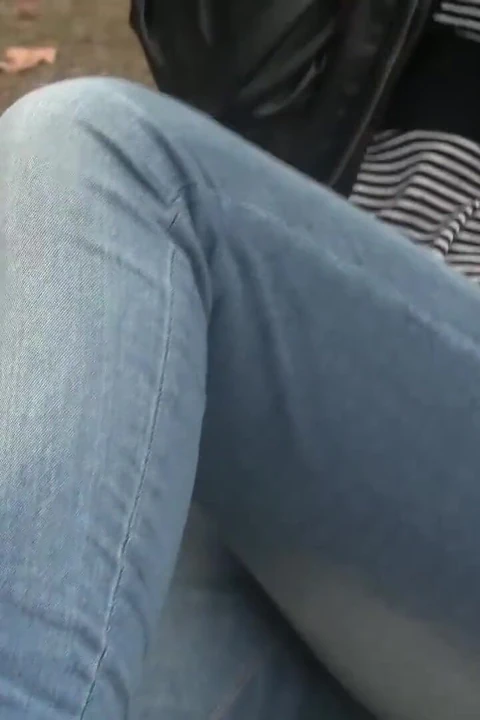 Seksi esmer ambra açık havada seksi ayaklarıyla oynuyor