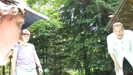 Olgun Alman kaltaklar açık havada üçlü sekste yarağı paylaşıyor