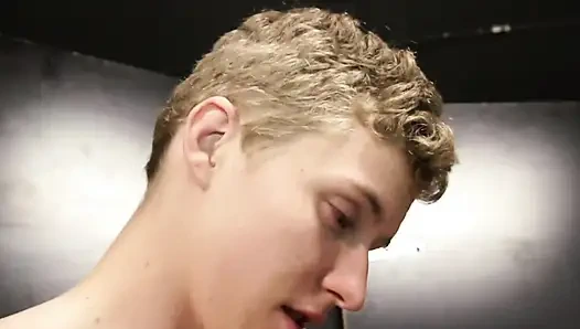 Muy heteroseksüel arkadaşının büyük yarağı tarafından korunmasız sikiliyor