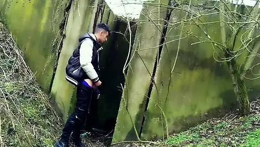 Sonbahar köprünün altında mastürbasyon yapıyor - yumuşak yaraktan döle kadar