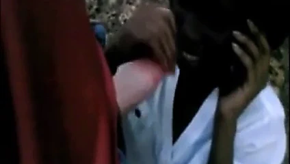 Siyah abanoz kız erkek arkadaşıyla telefonda hile yaparken