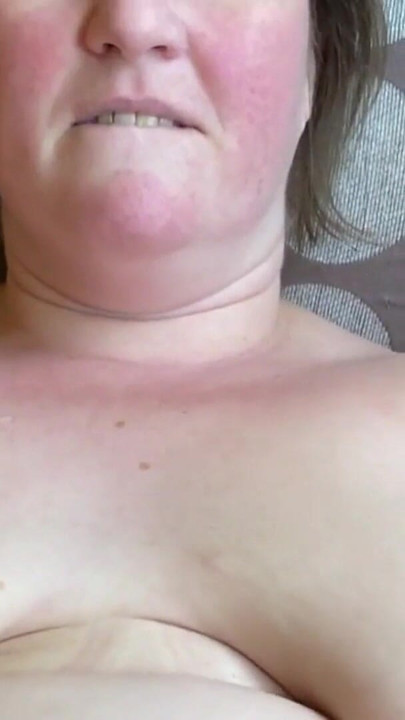 caught spying on my naked housemate surprising me by being naked and masturbating while whole house was empty. i went to answer the door and | Klip 2