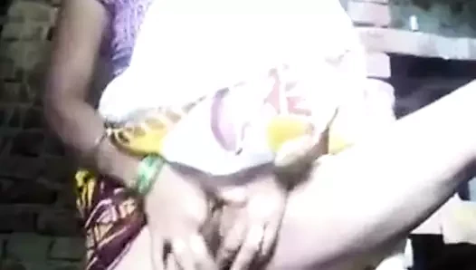 Chachi ne appni chot main anguli dali