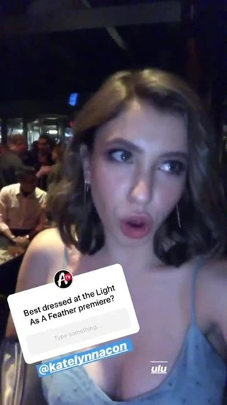 Katelyn nacon göğüs dekoltesi selfie'si