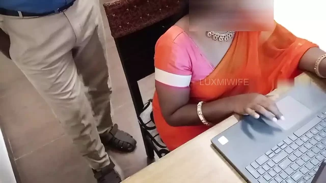 Жена трахается с менеджером в офисной кабинке