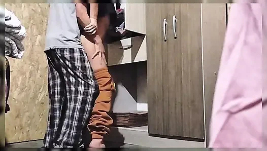 Dersten sonra üniversite öğrencimi dolaba "ders çalışmak" için evime alıyorum