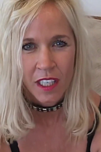 Милфа-блондинка хочет сосать член и жестко трахаться