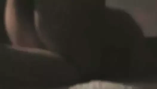 Azgın bir eşin dildoları ile her iki deliği takmak