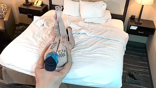 Süper seksi minyon dövmeli genç kızın amını yiyor - derleme 2