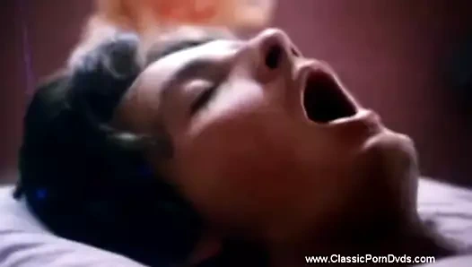 Esmer kadın geceleri oynuyor ve anı hissediyor