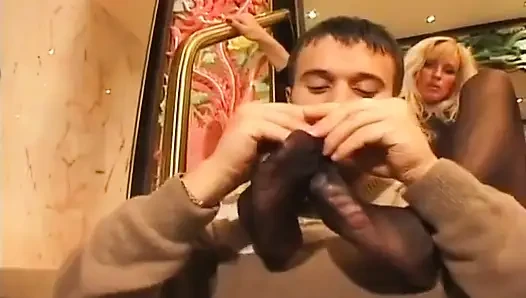 Külotlu çoraplı ayak yalayan Alman Bae sevgilisini azdırıyor