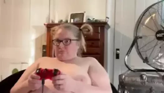 Uzun zamandan sonra ilk kez çıplak oyun oynuyor