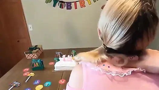 Tatlı genç kız 18. doğum gününü üvey babasıyla kutluyor