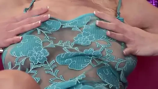 Tuhaf! o sıcak sidiği içmeyi gerçekten seviyor!