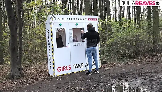 Sarışın vahşi doğada sert bir sikiş için eğiliyor