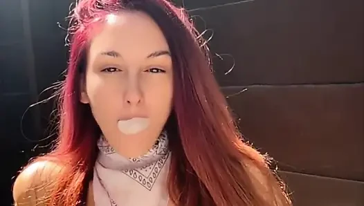 Artemisia açık havada balon sakso çekmeyi ve sigara içmeyi seviyor