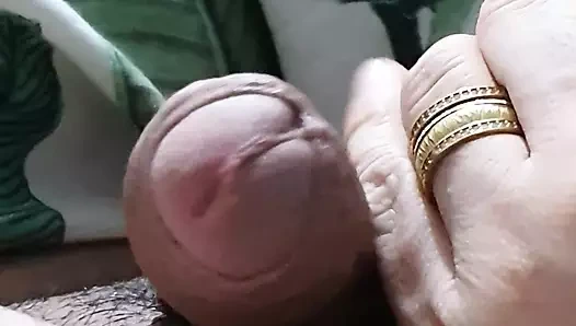 Üvey anne üvey oğlunun yarağına dokunuyor ve onu yeterince sert yapıyor