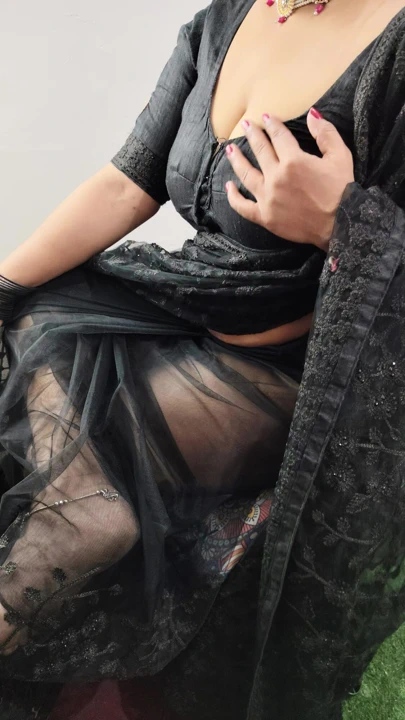 Yenge siyahi Saare ateşli görünüyor