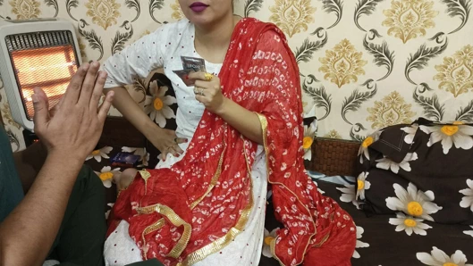 Bir adam desi ev hanımını kocasının önünde sikiyor