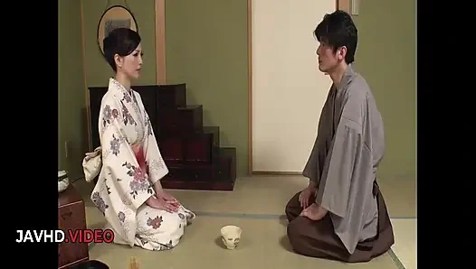 Evli kadın genç sevgilisinden tutkulu Japon anal zevki gerçekten seviyor!