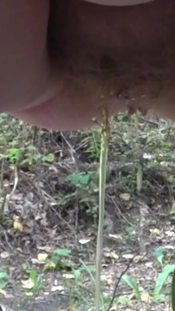 Эпический момент от "Старая волосатая киска писает на природе. мокрая грязная пизда на улице. крупным планом и в видео от первого лица белая девушка с большой шикарной задницей и белые трусики. пухлая милфа. публично"