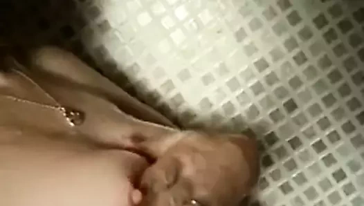 Kirli kız duşta temizlik yapıyor