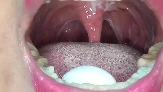 Durmadan büyük badem yutuyor!!