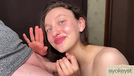 Şehvetli bir güzelden şehvetli ev yapımı oral seks