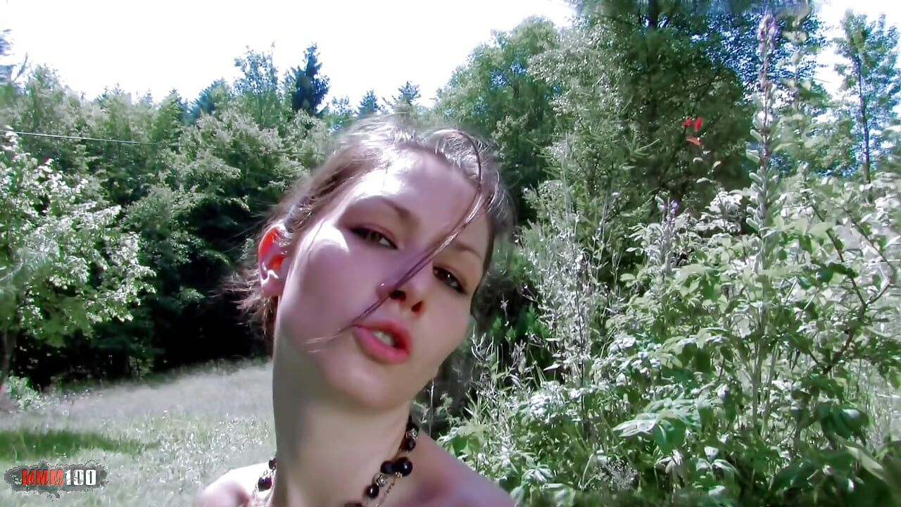Mia Moore güzel küçük esmer Mia Moore dans ediyor ve soyunuyor