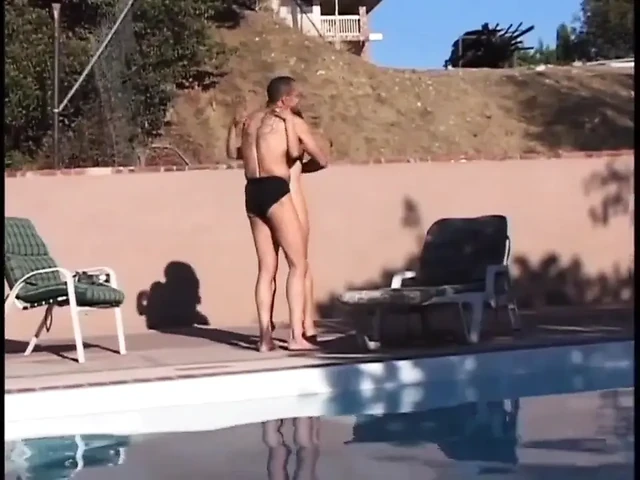 Seksi minyon büyük göt bahçede dörtlü sikişiyor (tam orijinal film)